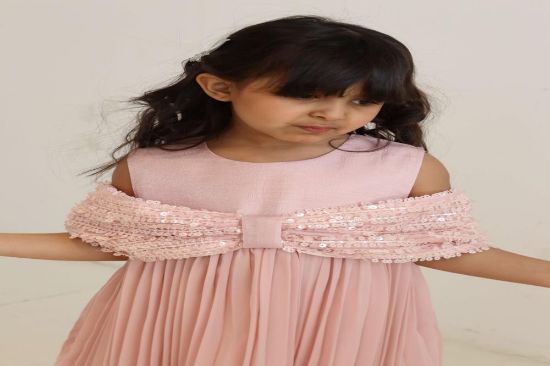 صورة فستان لحمي مع فينكه انيقه على الصدر والاكتاف ترتر وتل على الفستان